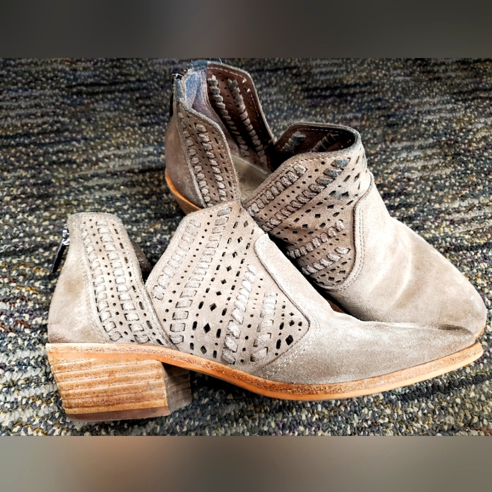 Vince Camuto Prasata Suede Leather Back Zip Ankle Bootie Size 7.5 Women